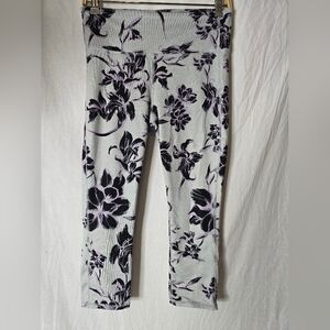 Athleta Womens Gary Purple Floral Chaturanga Cropped Capri Leggings Size Medium